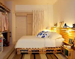 Salah satu penampakkan yang khas dari kayu palet ini adalah bentuk rangkaian yang sederhana, ini karena kayu palet memang di persiapkan untuk memikul pemilihan soft furnishing untuk penutup kasurnya tentu di sesuaikan dengan minat sang desainernya. 20 Idea Perabot Bilik Tidur Menggunakan Pallet Yang Mudah Perlu Anda Cuba Hias My