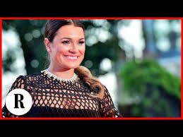 Nel corso di un'intervista rilasciata qualche tempo fa a verissimo, la seredova ha raccontato: D Amico Ti Puoi Fidare La Foto Ironica Di Alena Seredova Diventa Virale Youtube