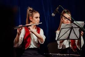 Unsur musik yang satu ini berkaitan dengan tinggi rendahnya bunyi dalam musik. Pengertian Tinggi Rendah Nada Atau Pitch Dalam Musik Semua Halaman Kids