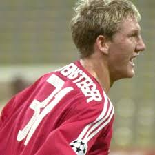Bastian schweinsteiger of german natioal football team poses with the fifa world cup winners trophy prior to the movie. Schweinsteigers Karriere Vom Gaudiburschen Zum Wm Helden Fussball