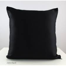 Questi copricuscini con frange sono un gran classico e ti basterà infatti aggiungere la tua imbottitura per poter avere un dei cuscini in velluto e poter arredare la tua zona living con stile ricercato. Cuscini Velluto Nero E Oro Barocco Siciliano