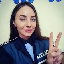 Andrada, o fostă polițistă din Iași, vrea să le facă foștilor colegi  reduceri generoase pentru a se abona la contul ei: https://iuu.ro/mtqvw  „M-am îngrășat vreo două kile. S-au pus unde trebuie” https://iuu.ro/mtqvw