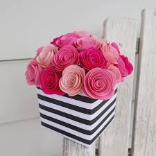 Diy tissue and crepe paper flower are all the rage right now. Spiral Rose Centerpiece Paper Flower Centerpiece Shade Of Pink Image 3 Centros De Mesa De Papel Manualidades Flores De Papel Centro De Mesa Rosas