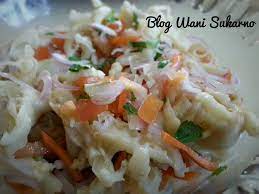 1 mangkuk isi ayam segenggam suhun secekak daun ketumbar 2. Kerabu Kaki Ayam