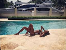 Modelis Jazzma Kendrick pademonstravo neregėtą vapsvos liemenį - Delfi  veidai