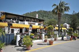 Dutzende kleine geschäfte, restaurants, bars und souvenirläden säumen die straßen. Yachtcharter Marmaris