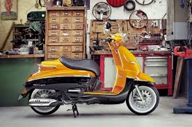 Eindelijk Meer Nieuws Over De Peugeot Django Precies Een Jaar Na De Onthulling Van De Retro Scooter Van Peugeot Komt De Importeur Met Ve Vespa Scooter Peugeot