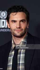 Introducing our Olive & Dr. Adam Carlsen 💘 the one arm to pick her up…  someone call me an ambulance rn !!! #LiliReinhart & #TomBateman star in the  The Love Hypothesis movie