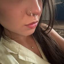 Anel de septo com clicker de titânio dourado 16g, anel de septo com  segmento articulado em formato de V, piercing de septo de titânio, piercing  de nariz, joia corporal