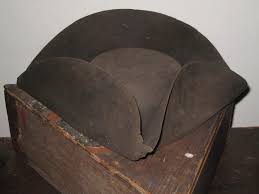 18th Century Cocked Hat And Hat Box Antique Hats 18th Century Clothing Hats Vintage
