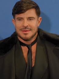 💬 @vincentniclo.officiel sort du silence face aux critiques sur son  apparence Ce week-end, le chanteur a assisté au gala organisé par Eva  Longoria au George V, au profit de la Global Gift Foundation. ...