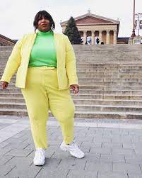 6 Trendy Outfits To Wear With Sneakers In The New Year Casual Winter Outfits Work Outfits Women Winter Suits And Sneakers