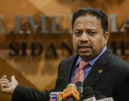 Cadangan itu dikemukakan presiden mic, tan sri s a vigneswaran, berikutan polemik pembentukan kerajaan baharu susulan dakwaan ketua pembangkang, datuk seri anwar ibrahim, memiliki majoriti untuk berbuat demikian. Vigneswaran Use Senate Caucus To Discuss People S Interest