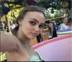 Il est vrai qu'on a pas mal insisté sur ce point lors de mon éducation. Lily Rose Depp Se La Joue Provoc La Fille De Vanessa Paradis S Affiche Avec Une Touffe Sous Les Bras