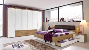 Raum voller klimaanlage, deckenventilatoren, armarios, tabellen mit bad kopfstellen. Veh Gmbh Sortimente