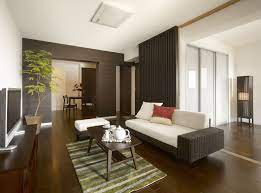 中古マンションを購入してスケルトンリフォーム 廊下をなくしてリビングを中心とした間取りに 開放的な連続空間とする工夫で動線もスムーズです 収納 も十分で余計な家具を置かない分お部屋はスッキリ センターリビングが家族のコミュニケーションの場として暖かな