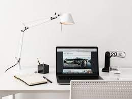 Er beschreibt, wie viel licht auf einer fläche ankommt und ist damit abhängig von der entfernung. Schreibtischlampe Design Kaufen Connox Shop