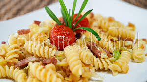 A questo punto buttate le patate tagliate a dadini sottili (per la versione al forno meglio a fette) e fate batonage energico per almeno una decina di minuti. Pasta Fusilli Con Pancetta Patate E Verza Ghiottamente