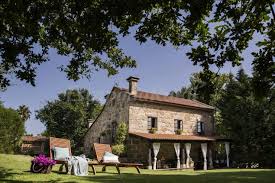 Casa señorial de dos plantas con terraza solarium, calefacción y chimenea. 186 Casas Rurales En Galicia Aisladas