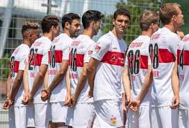 Holger badstuber (vfb stuttgart) is shown the yellow card for a bad foul. Vfb Stuttgart Gab S Fur Badstuber Eine Abflug Ansage Und Rauswurf Kohle Vfb Stuttgart
