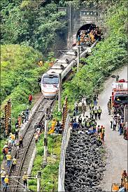 滄海桑田已化作斑駁容顏 , 車水馬龍也只是紅塵瞬間 曾經出現在一元紙鈔上的象鼻隧道 靜靜的 ，矗立在蘇花古道上. Ml7oxcl0gezk8m