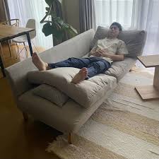 ソファ で くつろぐ