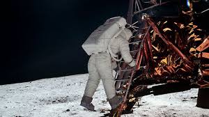 After serving in the korean war and then finishing college, he joined the organization that would become nasa. Warum Gibt S Kein Gutes Foto Von Neil Armstrong Auf Dem Mond Br24