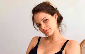 Laura neiva (born september 21, 1993) is a brazilian actress and model. Laura Neiva Compartilha Lindas Fotos Do Parto De Maria Ofuxico