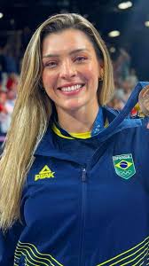 Mireya Luís era tudo isso e mais alguma coisa. Era sensacional com seus  1.75m, voava na quadra. Considerada uma das maiores jogadora de vôlei de  todos os tempos. Tinha uma força no