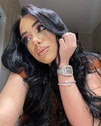 Martina alejandra stoessel muzlera (n.21 martie 1997), de asemenea cunoscută ca și tini stoessel, este o actriță, model, cântăreață, compozitoare și dansatoare argentiniană care a câștigat popularitate internațională pentru rolul său de debut ca violetta în telenovela originală disney channel. Alejandra Mercedes Alejandram333 Twitter