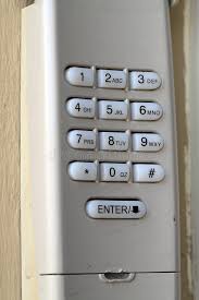 Willkommen im haus für sicherheit. Garagentortastatur Auf Einem Haus Fur Sicherheit Stockfoto Bild Von Numerisch Daten 138951374