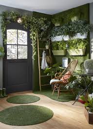 Vous avez le choix entre un gazon artificiel en rouleau ou un tapis de gazon synthétique dont les dimensions ont été déterminées à l'avance. Offrez Vous Un Jardin En Interieur En Osant Un Mur Vegetal Realise Avec Des Vraies Plantes Mais Du Faux Gazon Ambianc Deco Canape Vert Jardin Interieur Deco