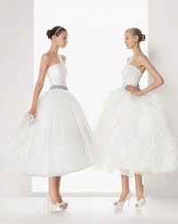 Un abito del 1980 dalla linea inconfondibilmente anni '50, dal taglio a tulipano e dal sapore orientale; 51 Ottime Idee Su Wedding Dress Vintage Anni 50 Abiti Da Sposa Abiti Sposa