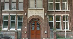 المير أمرسفورت أمستردام أبلدورن أرنهيم بوا لو دوك بريدا ايندهوفن انشيده جرونينجن هارلم هارلميرمير لاهاي ماستريخت نيميغن روتردام تيلبورغ اوتريخت زانستاد زوترمير زفول. ÙƒÙ†ÙŠØ³Ø© Ù‡ÙˆÙ„Ù†Ø¯ÙŠØ© ØªØ¬Ø¯ Ø·Ø±ÙŠÙ‚Ø© Ù…Ø¨ØªÙƒØ±Ø© Ù„Ù…Ù†Ø¹ ØªØ±Ø­ÙŠÙ„ Ø£Ø³Ø±Ø© ØªÙ„ØªØ¬Ø¦ ÙÙŠÙ‡Ø§ Ù…Ù‡Ø§Ø¬Ø± Ù†ÙŠÙˆØ²