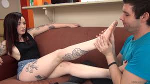 Princess Chloe gets a nice foot massage from her boy – KISSHERFOOT – FULL  HD1080pMP4 – FemDom HD