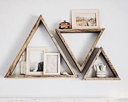 Dekoratif raf modelleri i̇çin kullanışlı ve şık i̇puçları dekoratif raflar kullanım alanları ile de ilişkili olarak çok sayıda model seçeneğine sahip. Kitaplik Raf Ahsap Duvar Rafi Ucgen Raf 3lu 5092 Weblonya