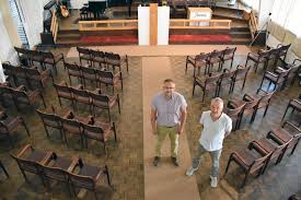 Seurakunnan pitää olla näkyvä paikka, ei mikään salaseura – Lohjan  helluntaiseurakunnan 1960-luvulla rakennettu kirkkorakennus taipuu moneen  käyttöön | Paikalliset | Länsi-Uusimaa