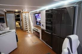 Weitere ideen zu wohnmobil innen, wohnmobil, wohnmobil umbau. Super Luxus Wohnmobil Mit Whirlpool Und Heli Landeplatz Camperstyle De