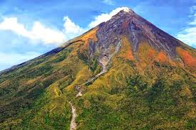 Gunung api maar, yaitu gunung api yang lubang kepundan berbentuk corong. Gunung Mayon Gunung Berapi Berbentuk Kerucut Paling Sempurna Di Dunia