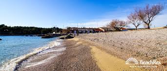 Möchten sie einen familienurlaub mit sportlichen aktivitäten und unterhaltung verbringen, stehen ihnen eine reihe kleinerer und größerer buchten zur verfügung, die über gehwege miteinander verbunden sind. Strand Porporela Krk Insel Krk Kvarner Kroatien Beachrex Com