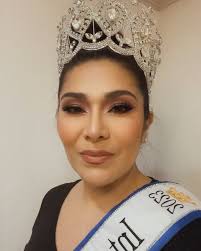 Elsa Barr's Instagram, Twitter & Facebook