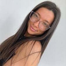 Fun & fresh in our Frieda frame ✨ @jadeellenger #oscarwylee