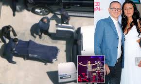 It is believed the singer hanged. Chester Bennington S Body Removed From His California Home Daily Mail Online