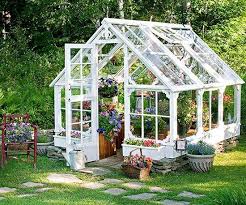 Dieses Kleine Diy Gewachshaus Wird Aus Den Fenstern Einer Alten Molkerei Hergestellt Alte Hinterhof Gewachshaus Selbstgebautes Gewachshaus Garten Gewachshaus