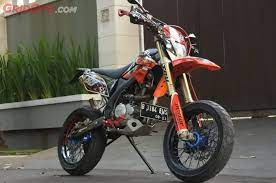 Apalagi basic motor yang ditunggangi bertipe trail, akan lebih mudah buat ngubahnya.tapi, harus didukung isi dompet juga.hehehe… seperti kawasaki klx 150 milik zidny rachman ini. Segini Modal Ubah Kawasaki Klx 150 Supermoto Bertabur Part Kompetitor Gridoto Com