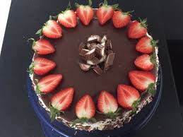 Auf jedem stück steht ein kleiner schaumkuss mit einem bierdeckel oben drauf. Yogurette Torte Von Nadine Hofmann Mit Thermomix Und Kitchenaid Thermosternchen Kochen Und Backen