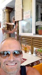 Hungry as we were after our long walk, we passed La Dama for a very very  tastefull pizza. Even when you speak no Spanisch like we, the waiter  explains you everything with