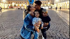 Álvaro morata es un jugador de fútbol español que juega de delantero. Alvaro Morata E Alice Campello Genitori Tris E Nato Edoardo Tgcom24