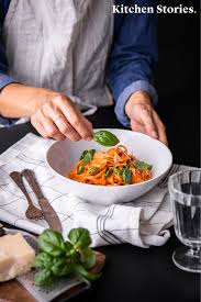 Wenn Pasta Dann Mit Tomatensosse Dieses Einfache 5 Zutaten Rezept Fur Cremige Tomatenpasta Geht Immer Nach Einem Langen Arb Rezepte Einfache Gerichte Pasta