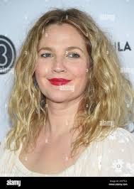 Drew Barrymore arrive à l'aéroport international de Los Angeles, vêtu pour  le temps frais et écoutant de la musique sur son casque. 2/6/07 [[aab]]  Photo Stock